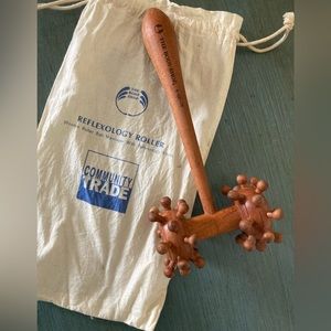 The body shop Reflexology Wooden Roller with dust bag